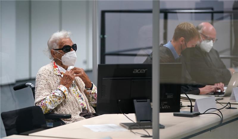 Die 97 Jahre alte Angeklagte Irmgard F. Der früheren Sekretärin wird Beihilfe zum Mord in mehr als 11.000 Fällen im Konzentrationslager Stutthof zur Last gelegt. Foto: Marcus Brandt/dpa