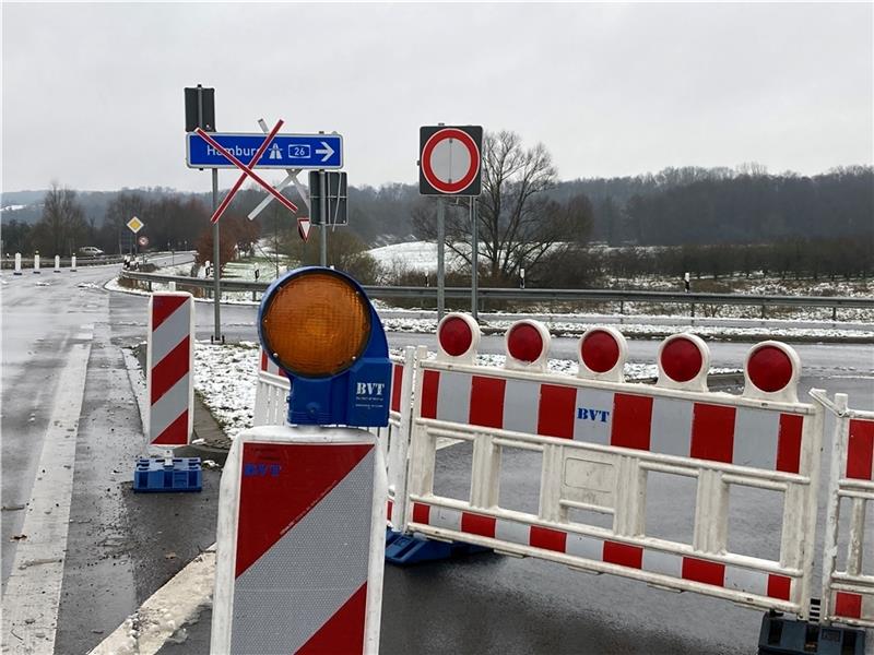 Die A 26-Auffahrt „Stade Ost“ ist am Wochenende in Richtung Hamburg für den Rückbau der 220-kV-Leitung „Sottrum-Stade“ gesperrt worden. Foto: Vasel