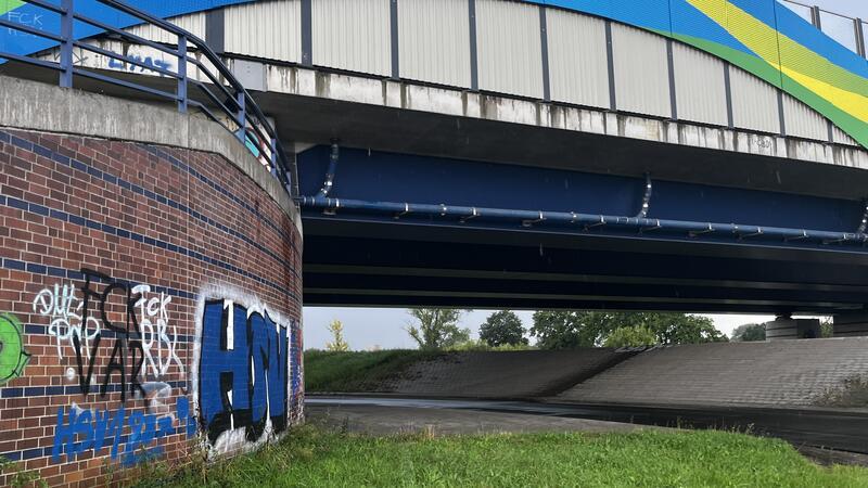 Schwarz-weiß-blaue Plage: HSV-Schmierereien überall im Kreis Stade Die A-26-Autobahnbrücke über die Este bei Buxtehude ist ein Lieblingsort der HSV-Sprayer.