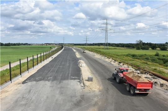 Die A 26 bahnt sich den Weg durchs Moor auf die Anschlussstelle Rübke zu. LInks stehen schon die Pfeiler für die Lärmschutzwand. Sandlaster bringen den Sand vom Vorbelastungsdamm auf die Hamburger Seite. Ende 2022 soll der dritte Abschnitt 