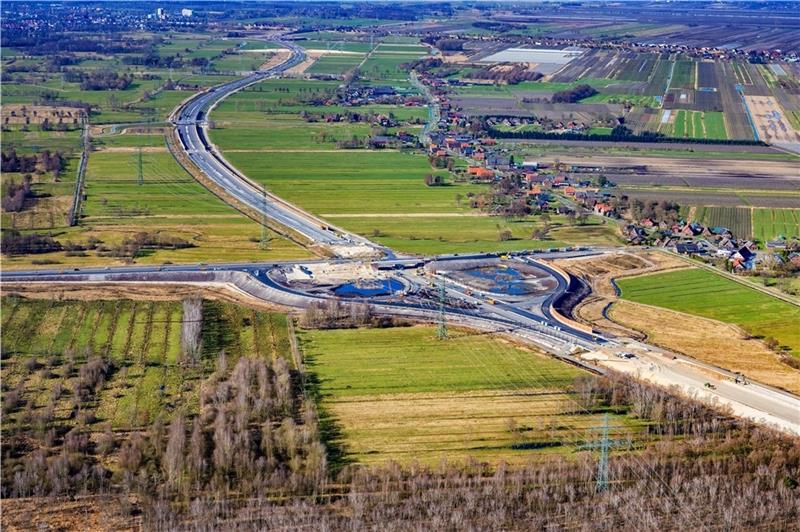 Die A 26 kann momentan nicht über die L 235 erreicht werden. Stattdessen wird der Verkehr über die Autobahnauffahrt geleitet. Foto: Elsen