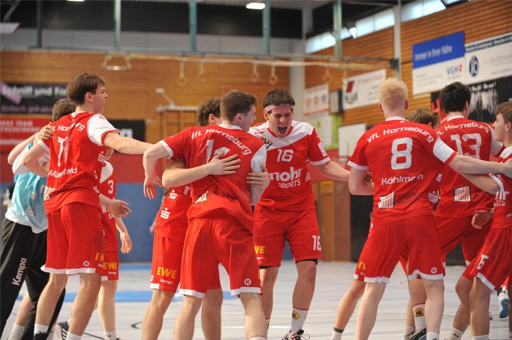 Die A-Jugend des VfL Horneburg feiert die Meisterschaft in der 2. Bundesliga Nor...