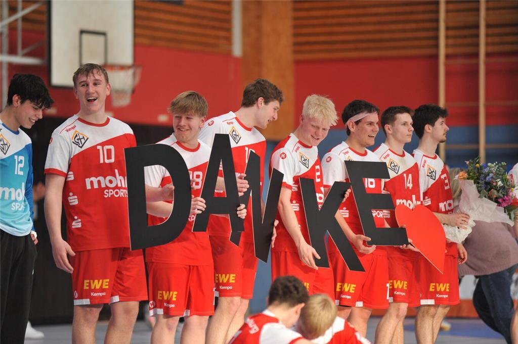 Die A-Jugend des VfL Horneburg feiert die Meisterschaft in der 2. Bundesliga Nor...