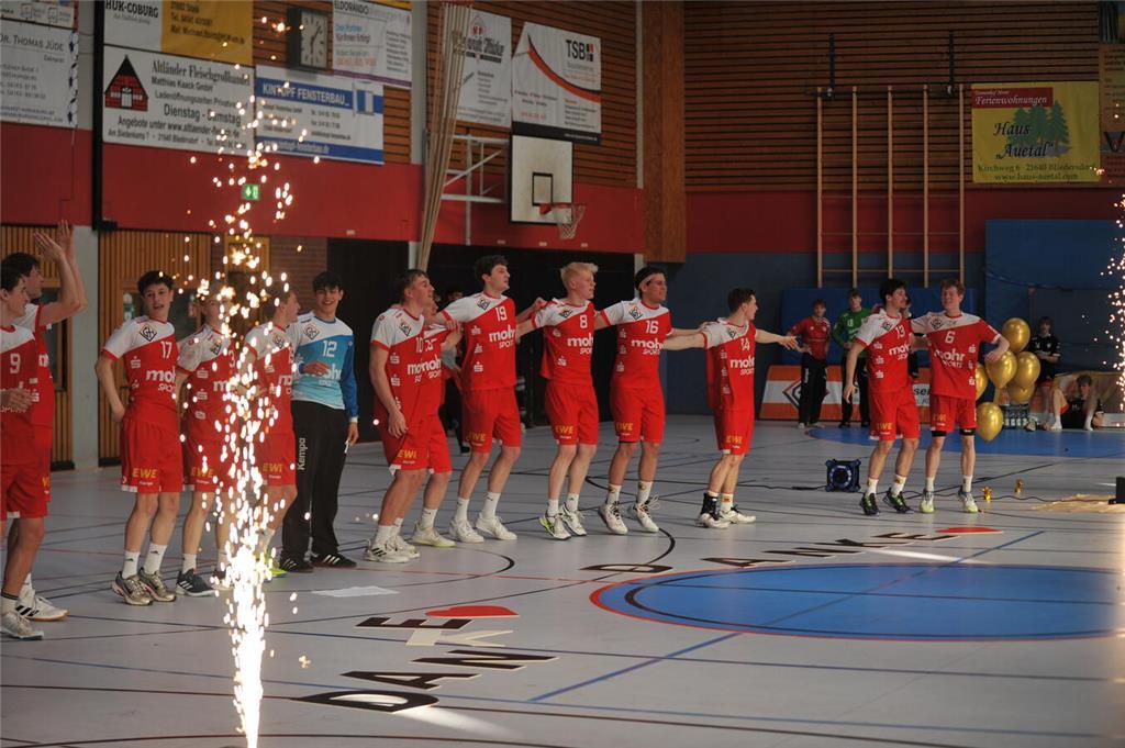 Die A-Jugend des VfL Horneburg feiert die Meisterschaft in der 2. Bundesliga Nor...