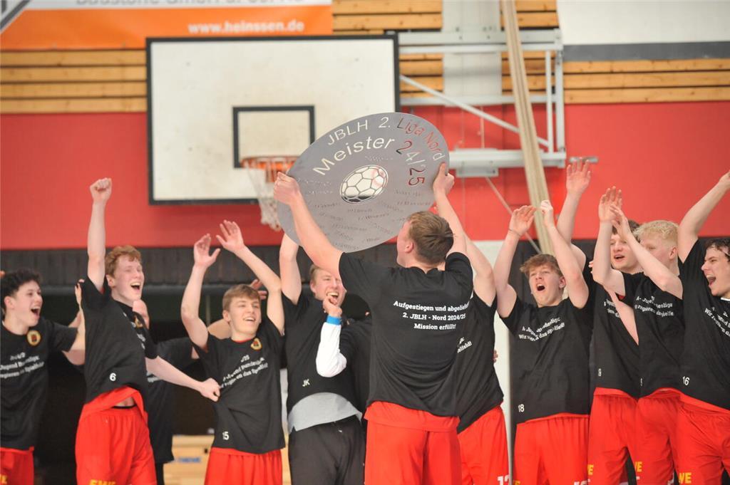 Die A-Jugend des VfL Horneburg feiert die Meisterschaft in der 2. Bundesliga Nor...