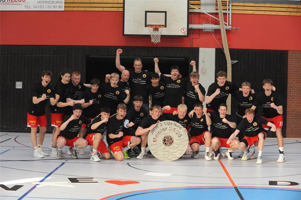 Die A-Jugend des VfL Horneburg feiert die Meisterschaft in der 2. Bundesliga Nor...