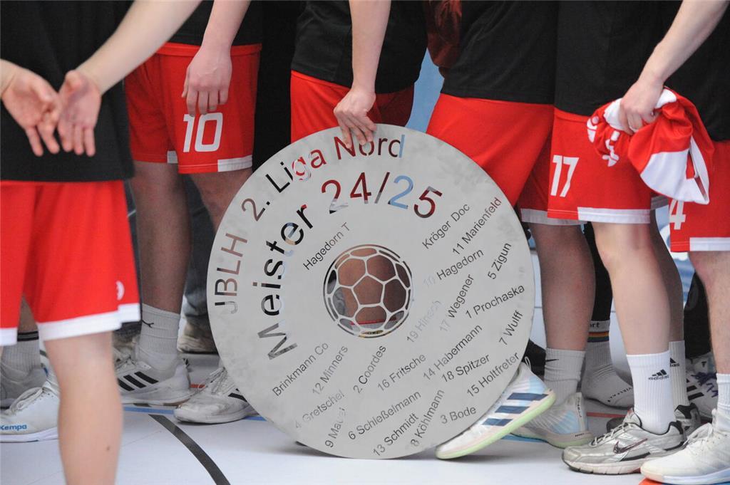 Die A-Jugend des VfL Horneburg feiert die Meisterschaft in der 2. Bundesliga Nor...