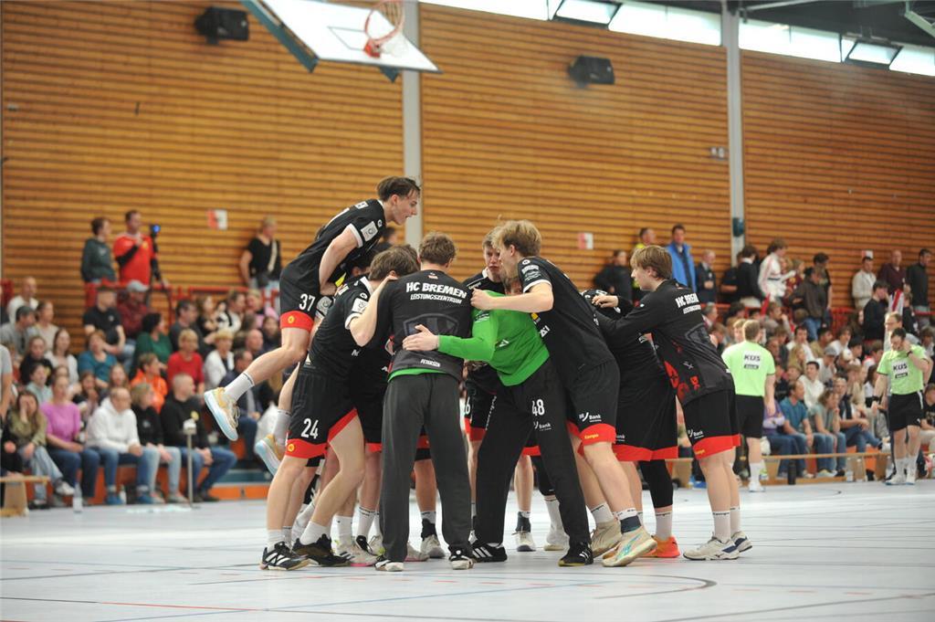 Die A-Jugend des VfL Horneburg feiert die Meisterschaft in der 2. Bundesliga Nor...