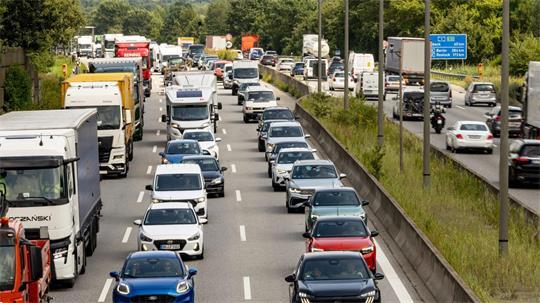 Die A1 bei Hamburg zählt nach Angaben des ADAC an diesem Wochenende zu den besonders belasteten Staustrecken. (Archivbild)