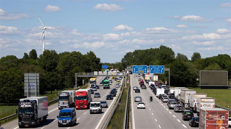 Die A1 bei Hamburg zählt zu den am stärksten befahrenen Autobahnen Deutschlands. (Archivbild)