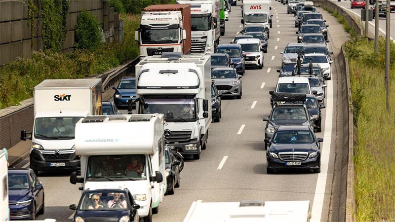 Die A1 zwischen Hamburg und Schleswig-Holstein ist seit dem frühen Morgen voll gesperrt. (Archivbild)