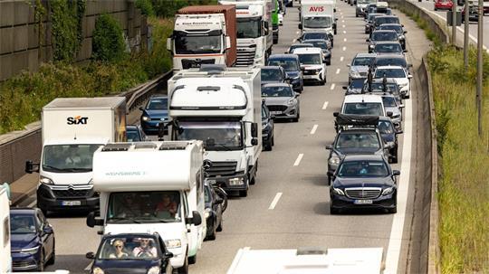 Die A1 zwischen Hamburg und Schleswig-Holstein ist seit dem frühen Morgen voll gesperrt. (Archivbild)
