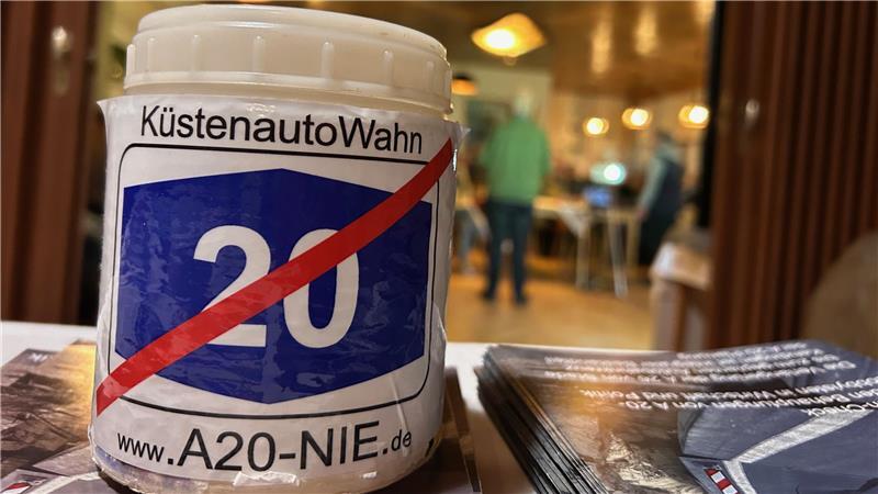 Die A20 und das Geld: Die Initiativen gegen den Autobahnbau stellen eine Spendendose für Infomaterial auf. Die Kosten für den Autobahnbau werden nun auch offiziell auf 8,5 Milliarden Euro geschätzt.