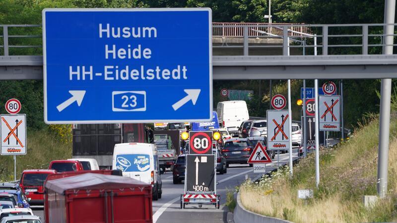 Die A23 zwischen Hamburg und Pinneberg wird über Pfingsten in Richtung Heide voll gesperrt. (Archivbild)