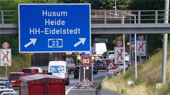 Die A23 zwischen Hamburg und Pinneberg wird über Pfingsten in Richtung Heide voll gesperrt. (Archivbild)