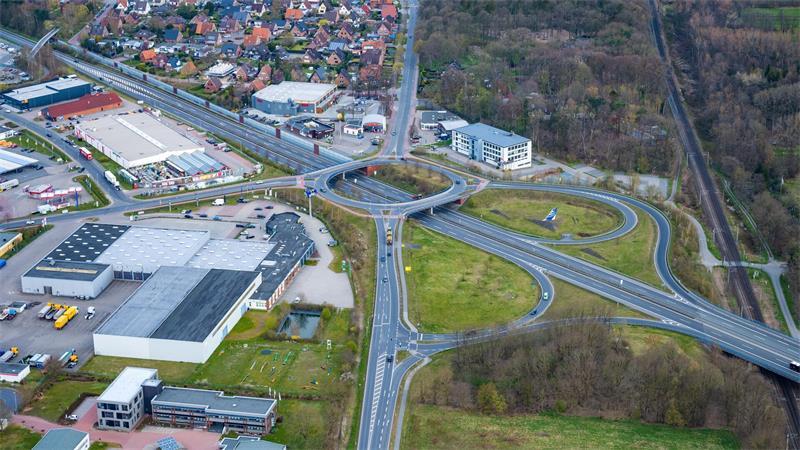 Die A26-Anschlussstelle Stade-Süd mit dem Kreisel Kaisereichen.