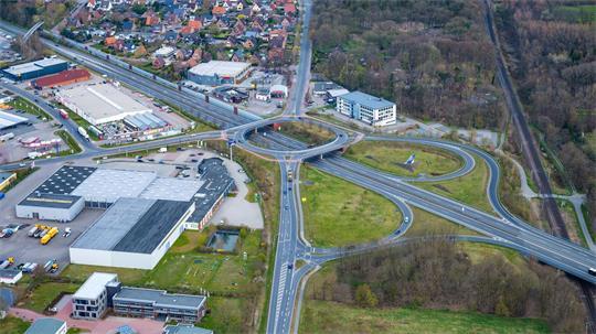 Die A26-Anschlussstelle Stade-Süd mit dem Kreisel Kaisereichen.