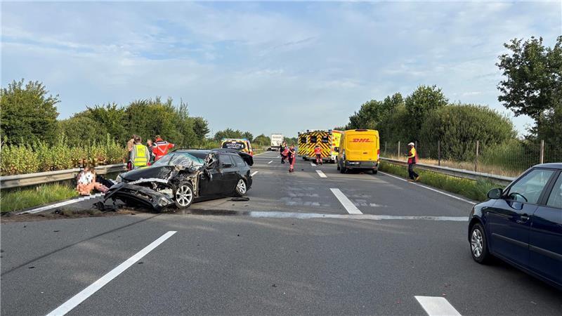 Aufnahme der A 26 in Richtung Stade nahe der Anschluss-Stelle Dollern am Morgen des 12.8.202. Vorne steht ein verunfallter BMW, im Hintergrund sind Fahrzeuge des Rettungsdienstes sowie ein zweites am Unfall beteiligtes Fahrzeug zu sehen.  