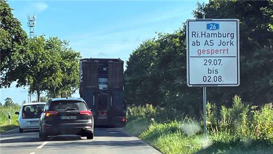 Die A26 ist - in Richtung Hamburg - zwischen den Anschlussstellen Jork und Neu Wulmstorf gesperrt, hier parkt der Lkw mit der Asphaltfräsmaschine vor der Auffahrt Jork.