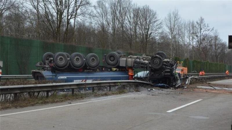 Die A27 bleibt in beide Richtungen voll gesperrt - lange Staus auch im Stadtgebiet Bremerhaven.