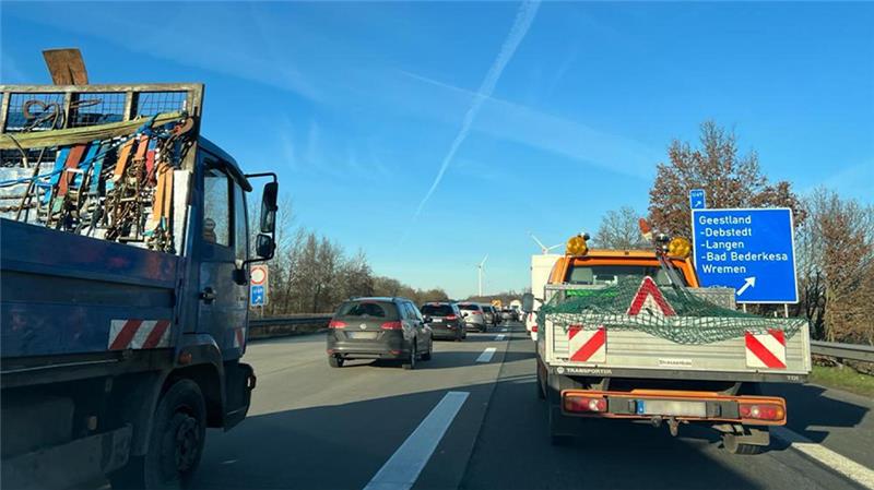 Die A27 ist in Richtung Cuxhaven gesperrt, es bilden sich Staus. Foto: Gallas