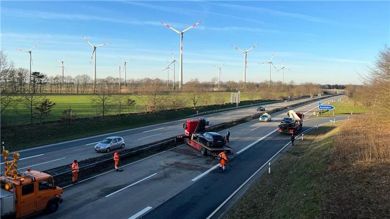 Die A27 ist wegen zweier Unfälle in Richtung Cuxhaven gesperrt. Mittlerweile haben die Aufräumarbeiten begonnen. Foto: Gallas