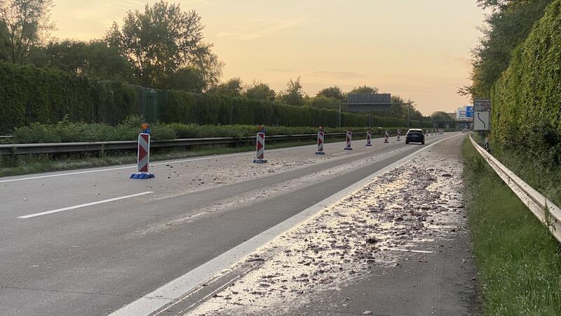 Die A27 musste aufwendig von den Fischabfällen gereinigt werden.