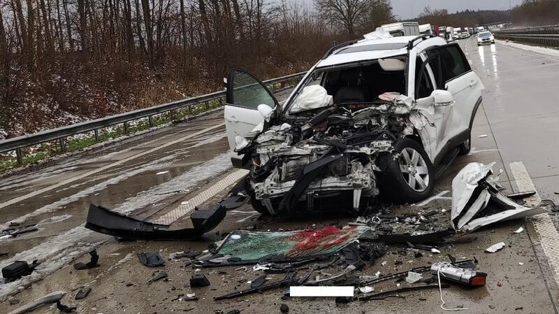 Massenkarambolage auf der A27 – Hund greift Frauen an – Mehrere Verletzte Die A27 wurde am Montagvormittag in Richtung Bremen ab der Anschlussstelle Uthlede für mehrere Stunden voll gesperrt.