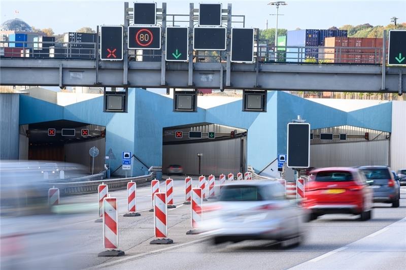 A7-Vollsperrung beginnt – Stau bei Elbfähre in Wischhafen erwartet Die A7 in Hamburg wird am kommenden Wochenende erneut voll gesperrt. Foto: Walzberg/dpa