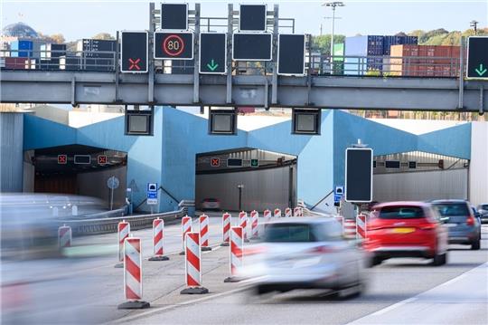 Die A7 in Hamburg wird am kommenden Wochenende erneut voll gesperrt. Foto: Walzberg/dpa