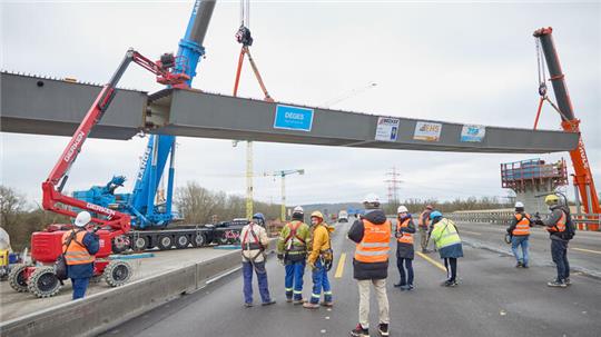 Die A7 und der Elbtunnel sind seit Freitagabend zwischen Hamburg-Heimfeld und Hamburg-Volkspark für 55 Stunden gesperrt. Grund sind Bauarbeiten am künftigen Autobahnkreuz Hamburg-Hafen, wo die aus Stade in Niedersachsen kommende A26 angeschlossen werden soll.