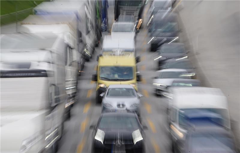 57-Stunden-Sperrung der A7 - Brückenabriss angelaufen Die A7 wird am Wochenende für 57 Stunden voll gesperrt. Auf den Umleitungsstrecken kann es zu Staus kommen. Foto: Marcus Brandt/dpa