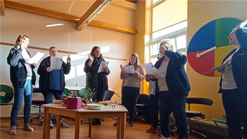 Plattdeutsch in Kitas und Schulen: Ein sprachliches Kulturgut retten Die AG stellt sich gegenseitig mögliche Unterrichtsmethoden zum Plattdeutschlernen vor.