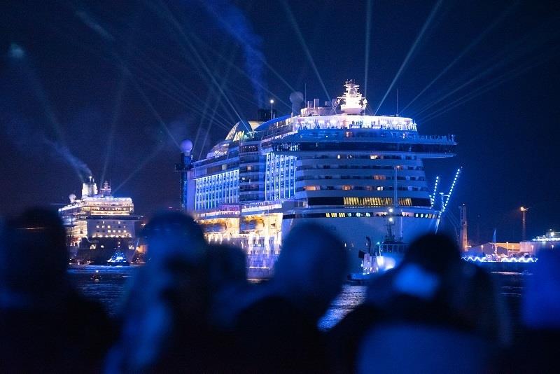 Die „AIDA perla“ im blau illuminierten Hamburger Hafen bei den Cruise Days 2019. Foto: Jonas Walzberg/dpa