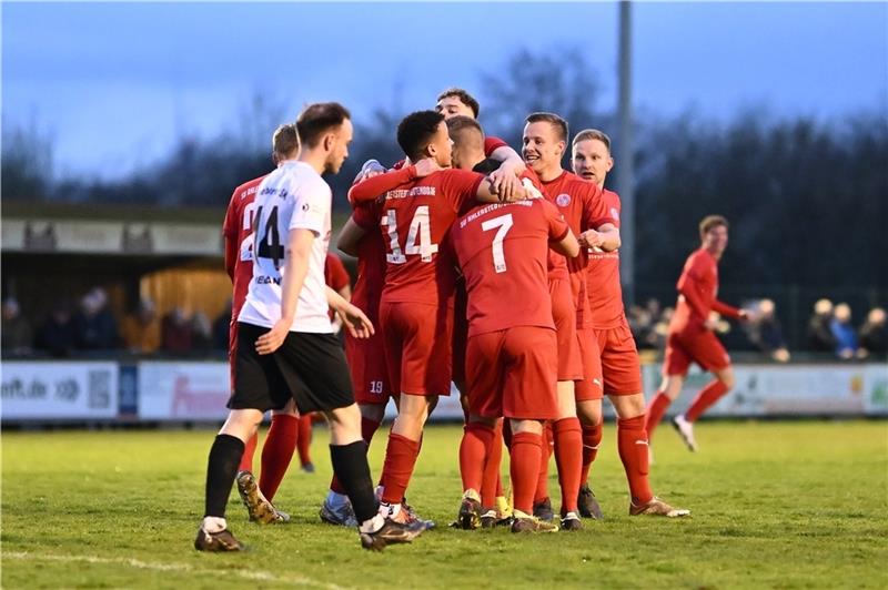 A/O belohnt sich in Unterzahl mit leidenschaftlichem Sieg Die A/O-Spieler feiern den 1:0-Siegtreffer gegen Abstiegskonkurrent Lüneburger SK. Foto: Schlikis