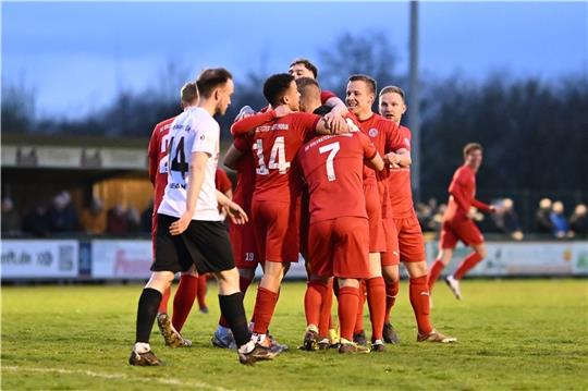 Die A/O-Spieler feiern den 1:0-Siegtreffer gegen Abstiegskonkurrent Lüneburger SK. Foto: Schlikis