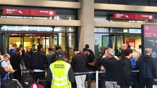 Die Abfertigung der Fluggäste wird so weit wie möglich auf Terminal 2 verlegt. 