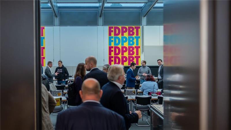 „Keine Beerdigung“ - FDP-Fraktion tagt nach Wahlpleite Die Abgeordneten beim Eintreffen zur wohl letzten Sitzung der aus dem Bundestag geflogenen FDP.