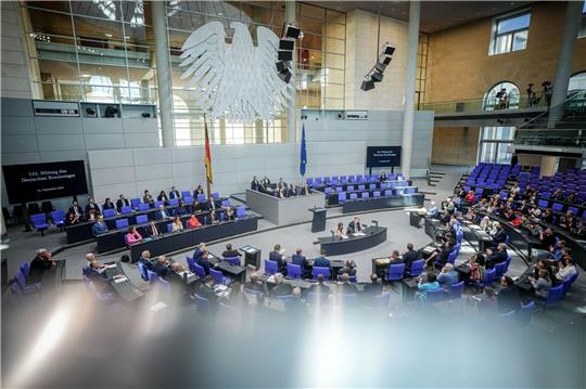 Die Abgeordneten des Bundestags kommen zu ihrer Sitzung zusammen.