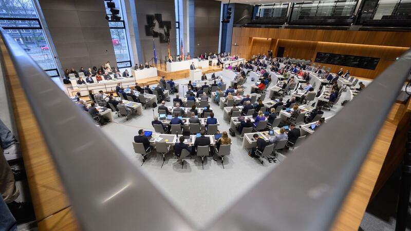 Niedersachsens Beamte sollen 3000 Euro Inflationsausgleich erhalten Die Abgeordneten sitzen während einer Sitzung im niedersächsischen Landtag.