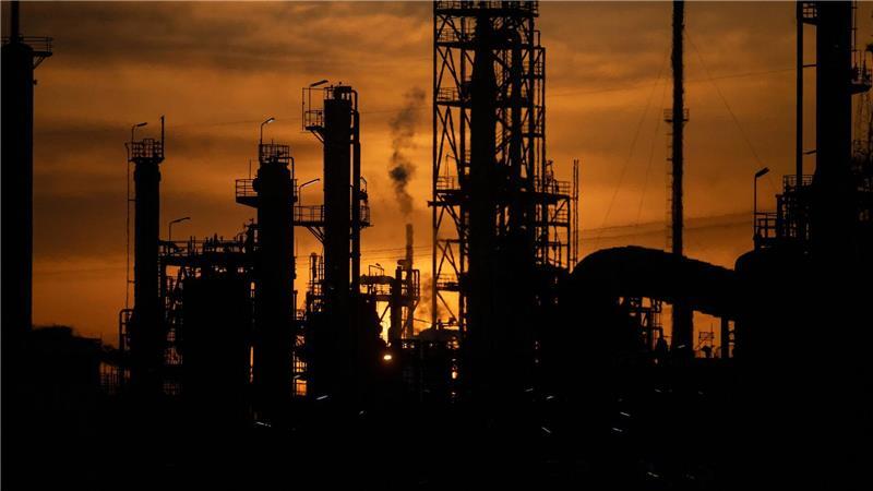 Die Abhängigkeit von globalen Krisen ist vielen in den Unternehmen bewusst, aktuell im Fokus: der Ölpreis. (Symbolfoto)