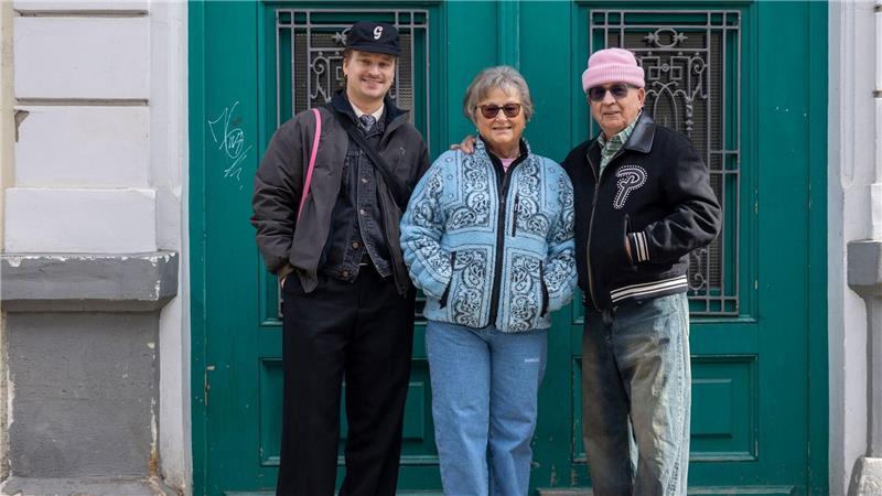 Streetwear-Star mit 80 Jahren: „Gramps“ begeistert Millionen Die Abrams und Enkel Jannik Diefenbach: „Aber es ist sehr viel Abwechslung in unser Leben gekommen durch unseren Enkel“, sagt Angela Abram.