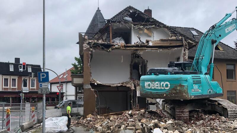Die Abrissarbeiten auf dem Türmchenhausgelände an der Marktstraße in Altkloster haben begonnen.