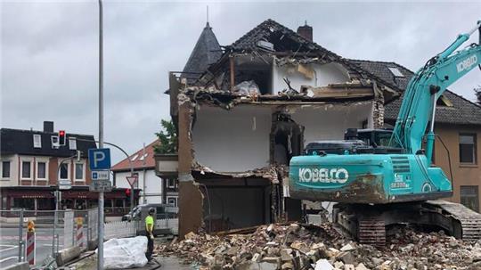 Die Abrissarbeiten auf dem Türmchenhausgelände an der Marktstraße in Altkloster haben begonnen.