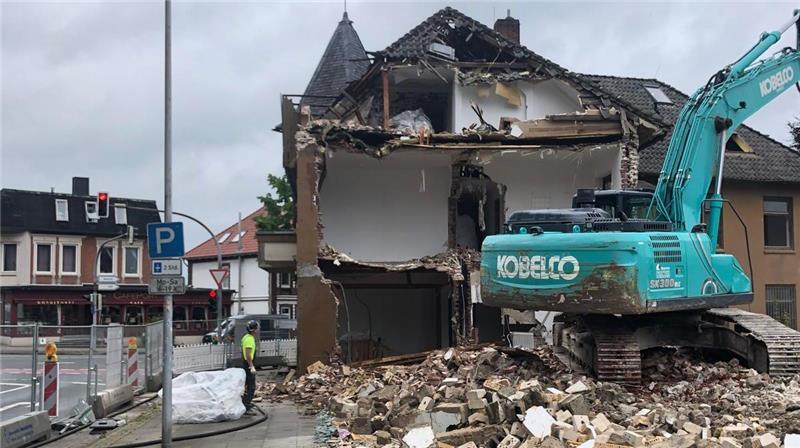 Die Abrissarbeiten auf dem Türmchenhausgelände an der Marktstraße in Altkloster. Auch hier entsteht ein modernes Wohnhaus.