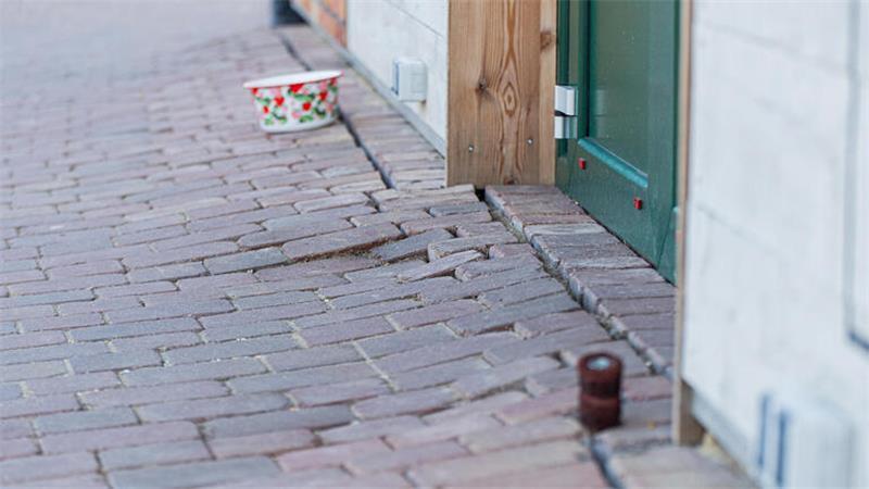 Die Absackung am Eingangsbereich eines Gebäudes bei Karls: Die Fläche ist uneben.