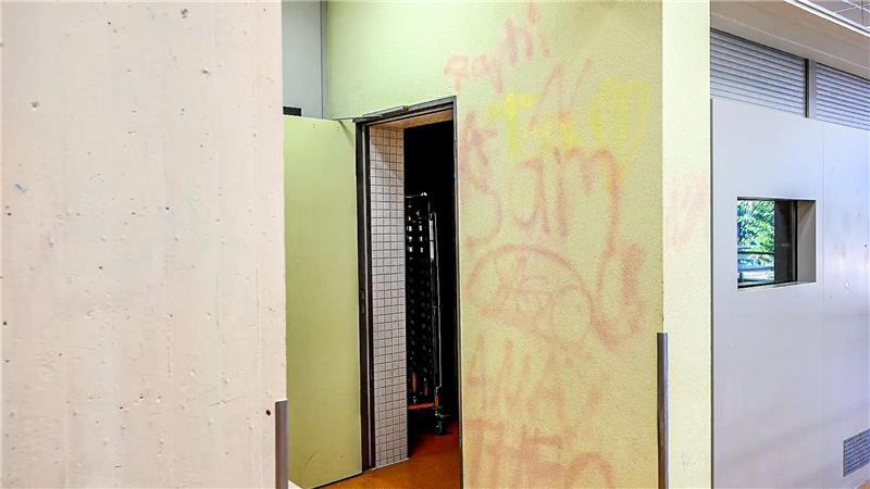 Abi-Aktion wird zum teuren Streich Die Abschlussklasse hatte in der Nacht zum 10. Juli Wände und Fassaden der Schule mit Kreidespray besprüht.