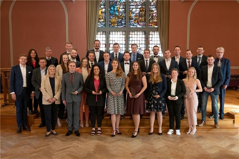 Die Absolventinnen und Absolventen des Jahrgangs 2022 vom Hansecampus Stade. Foto: PFH