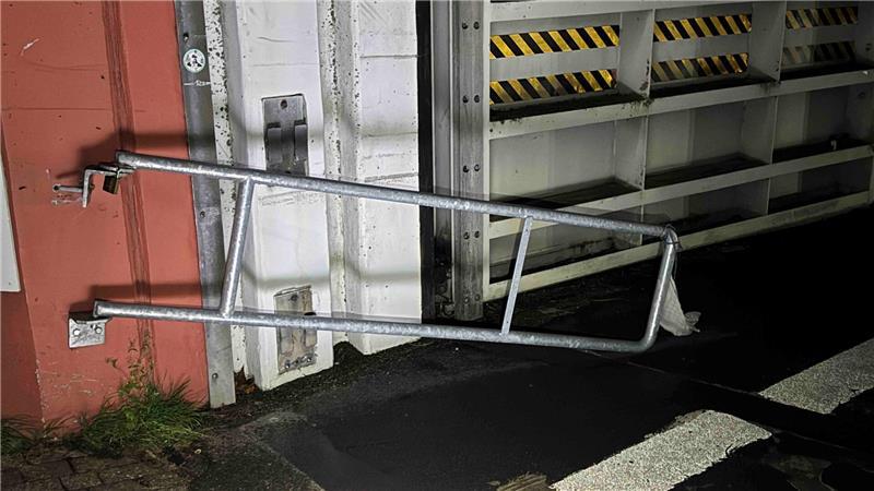 In der Nacht der Sturmflut: Unbekannte wüten am Lühe-Anleger Die Absperrschranke an der Parkplatzzufahrt wurde mit Gewalt aus der Halterung gerissen.