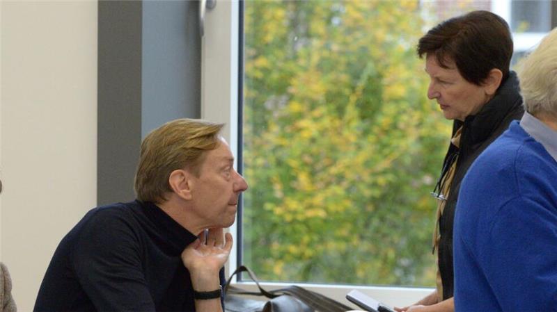 „Politischer Skandal“: Starkes Signal für die Elbe Kliniken Die Absprache der AfD-Fraktion: Der Kreistagsvorsitzende und Abgeordnete Maik Julitz im Gespräch mit der Fraktionsvorsitzenden Anke Lindzsus.